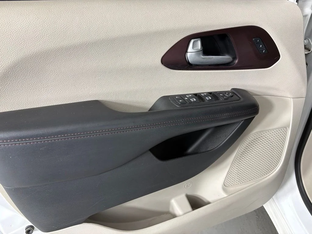 Used 2017 White Chrysler Limited image 14