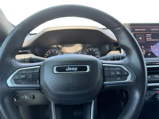 Used 2022 Gray Jeep Latitude image 17