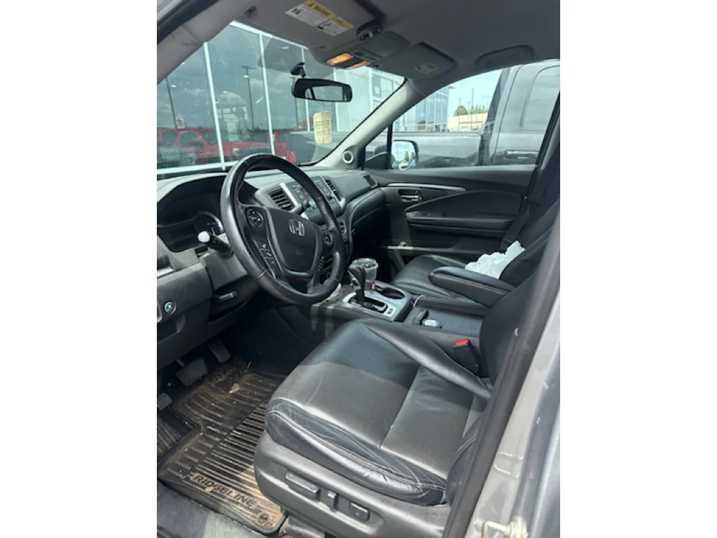 Used 2017 Lunar Silver Metallic Honda RTL image 3