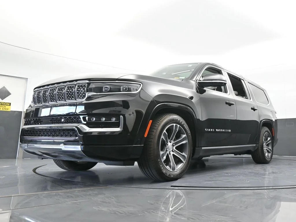 Used 2024 Diamond Black Crystal Pearlcoat Jeep Base image 69