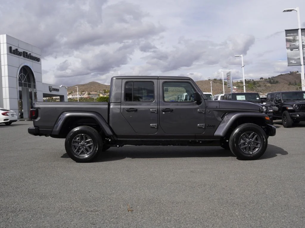 New 2026 Granite Crystal Metallic Clearcoat Jeep Sport S image 3