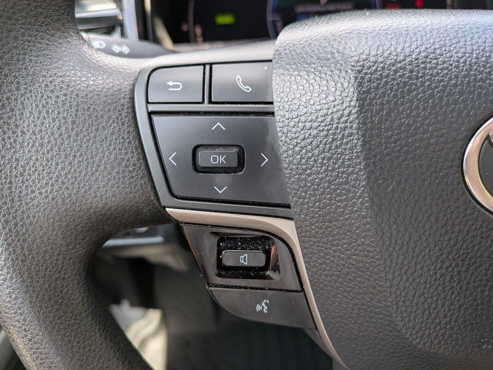 Certified Used 2025  Toyota LE image 22