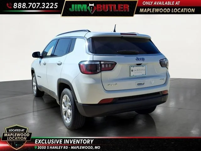 Used 2024  Jeep Latitude image 2