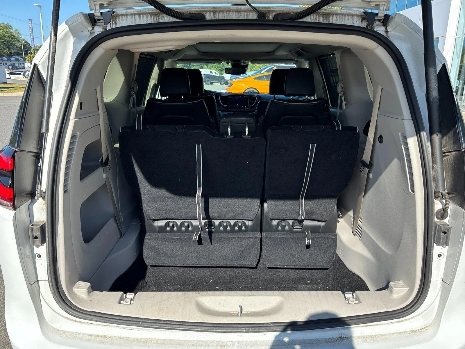 Used 2023  Chrysler Limited image 35