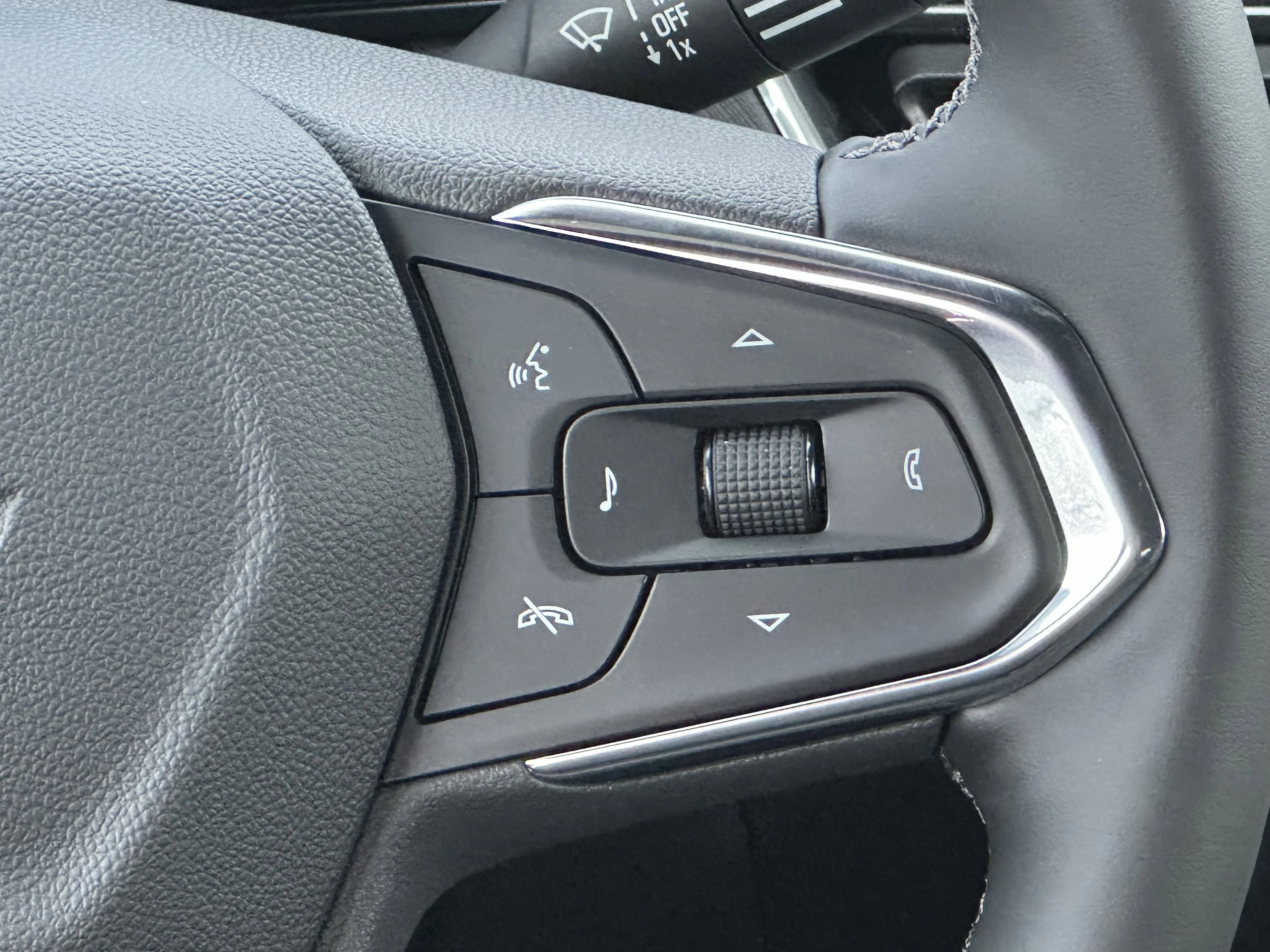 New 2026 Mosaic Black Metallic Chevrolet ACTIV image 13