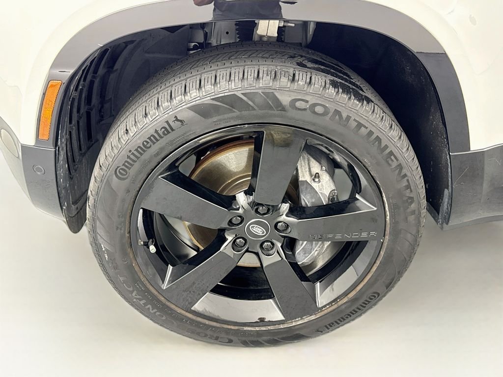Certified Used 2024 White Land Rover X-Dynamic SE image 32