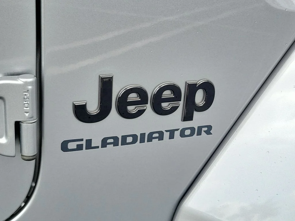 Used 2021 Silver Jeep Overland image 9