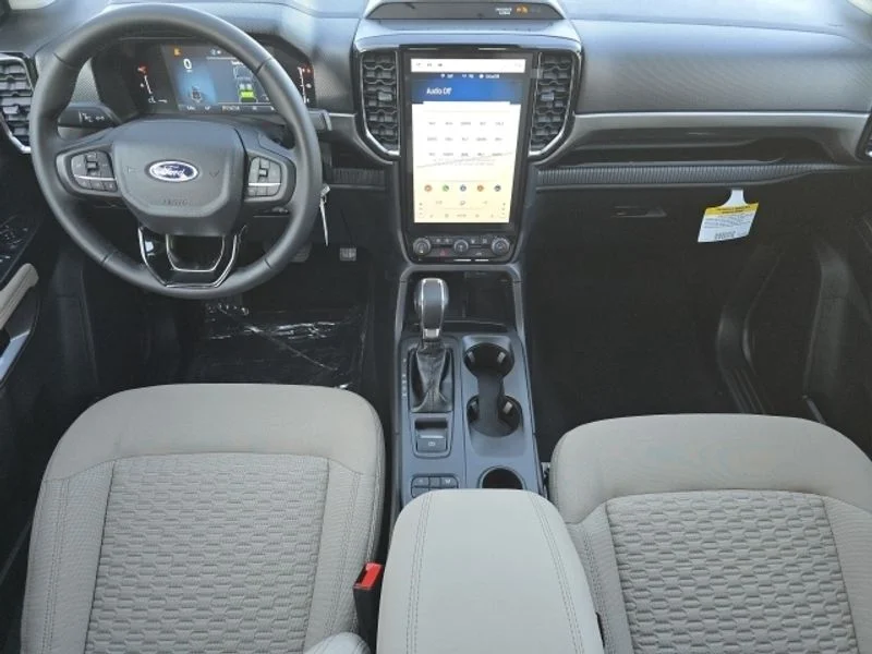 New 2025 Oxford White Ford XLT image 5