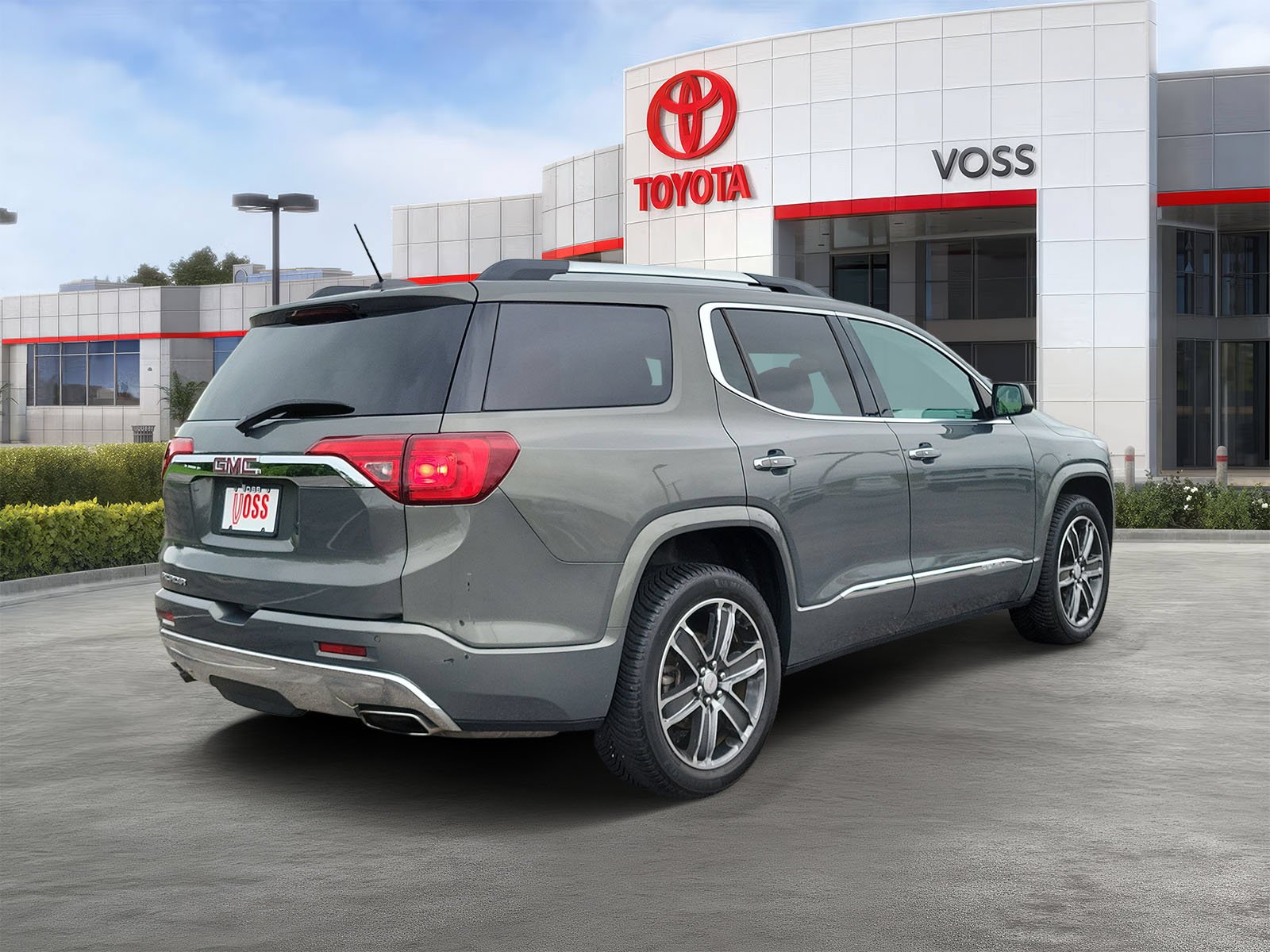 Used 2017 Mineral Metallic GMC Denali image 4