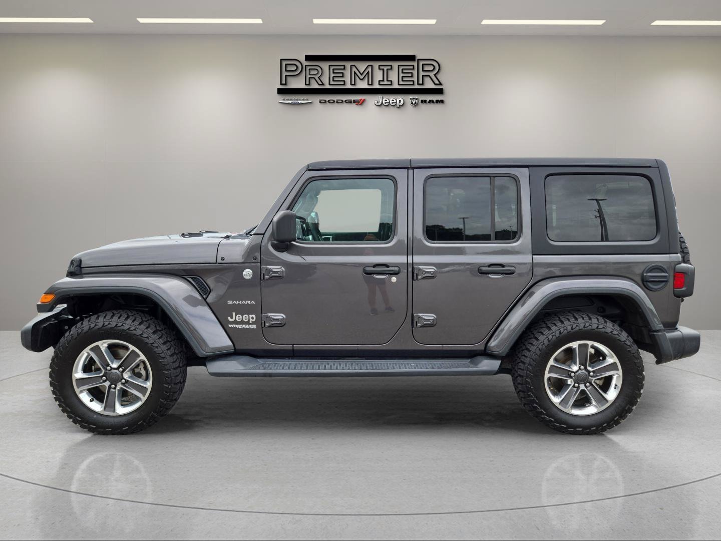 Used 2020 Gray Jeep Sahara image 12