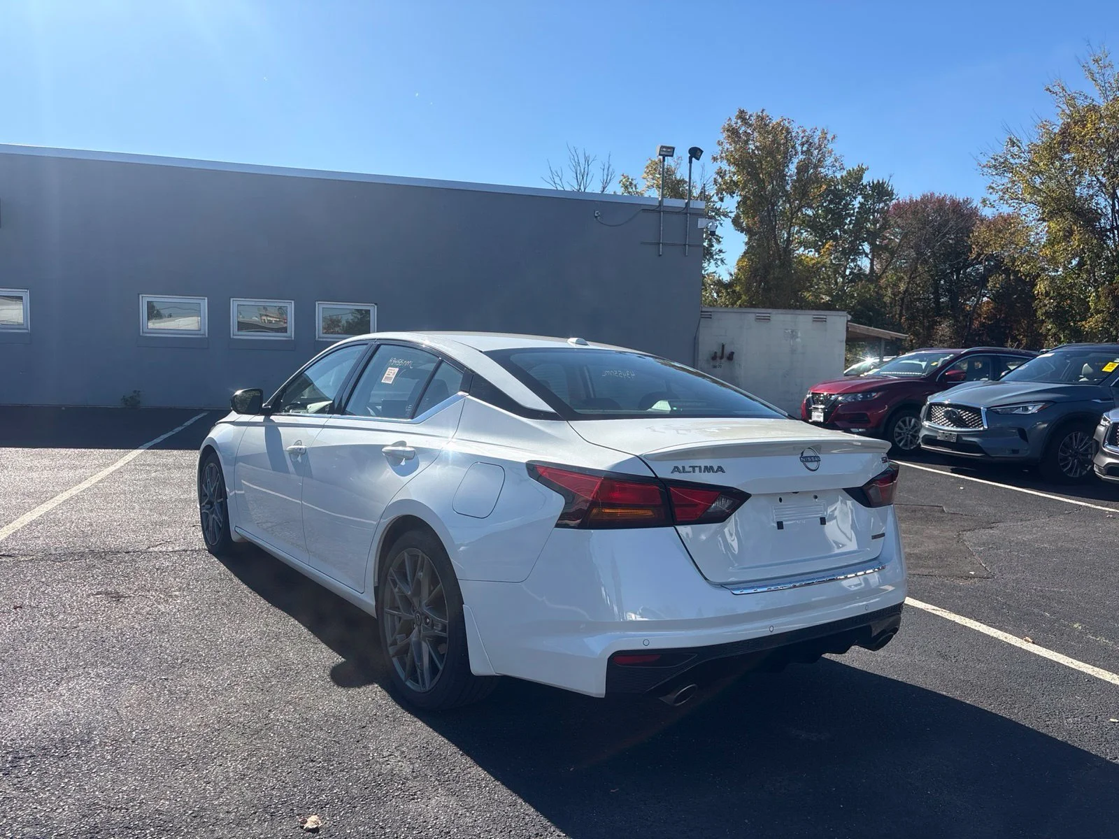 Certified Used 2023 Pearl White Nissan 2.0 SR image 4