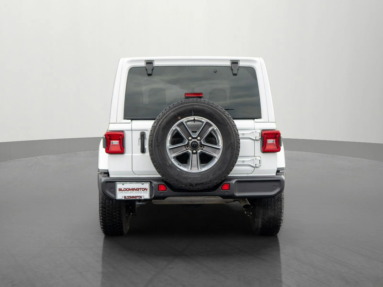 Used 2022 Bright White Clearcoat Jeep Unlimited Sahara image 6
