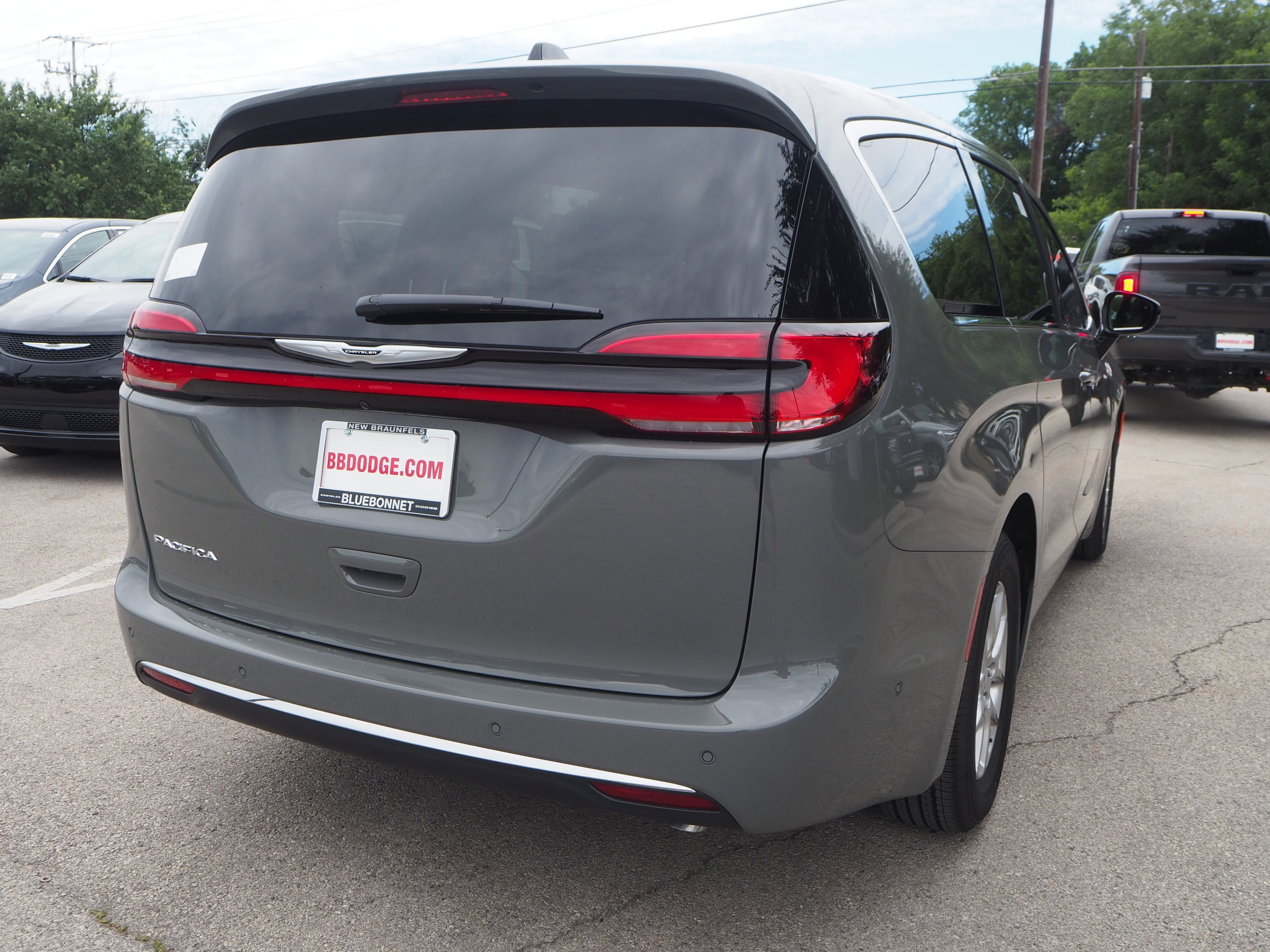 New 2025 Ceramic Gray Clear-Coat Exterior Paint Chrysler Select image 6