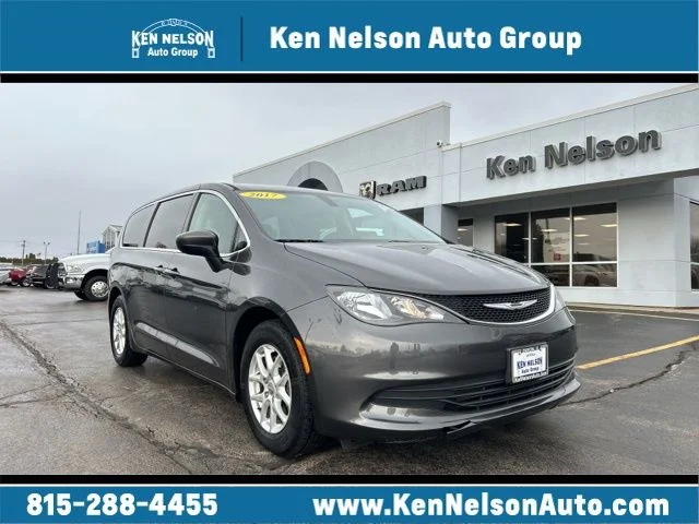 2017 Chrysler Pacifica LX's photo
