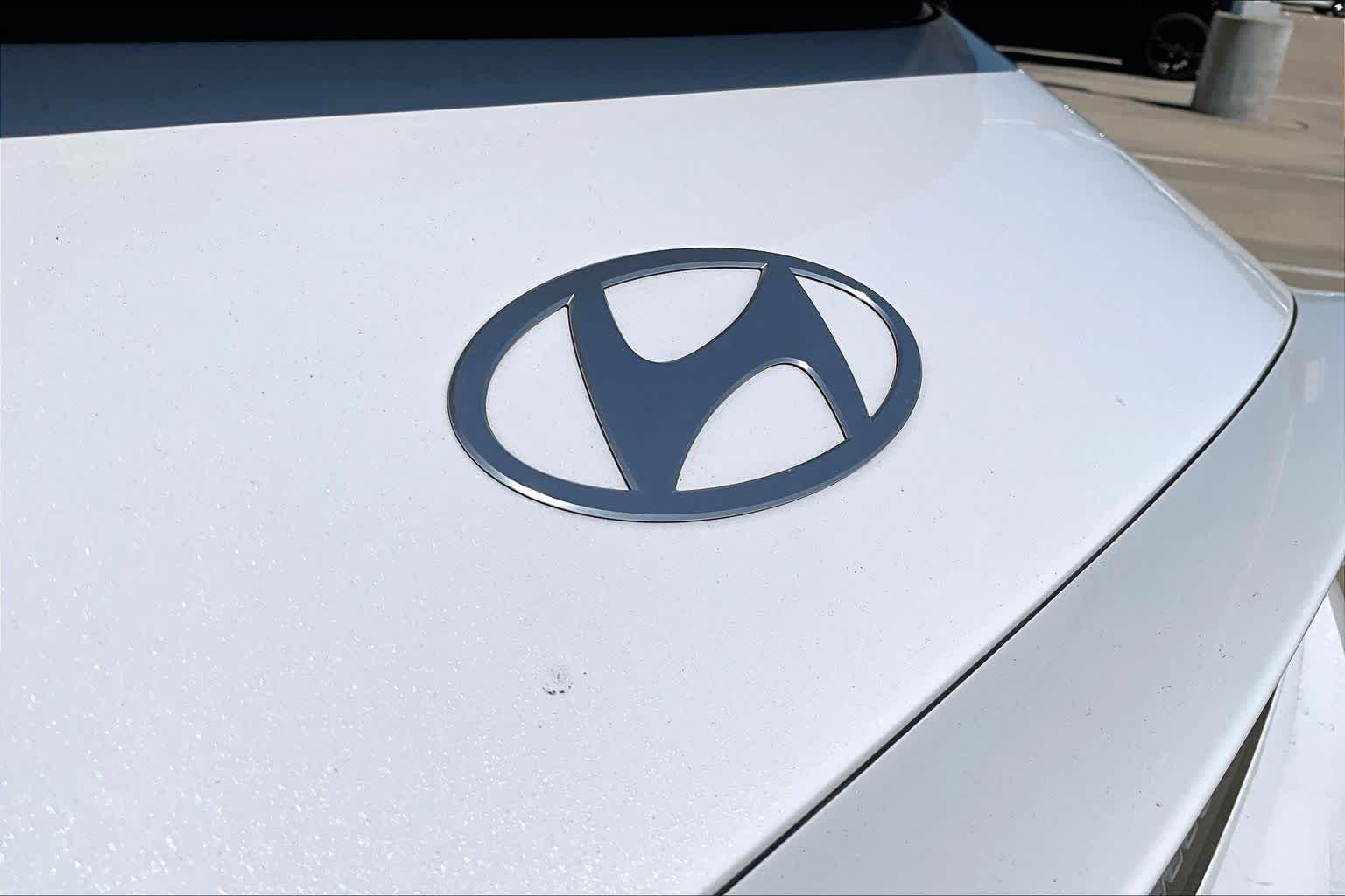 Used 2025 Serenity White Hyundai SEL image 31