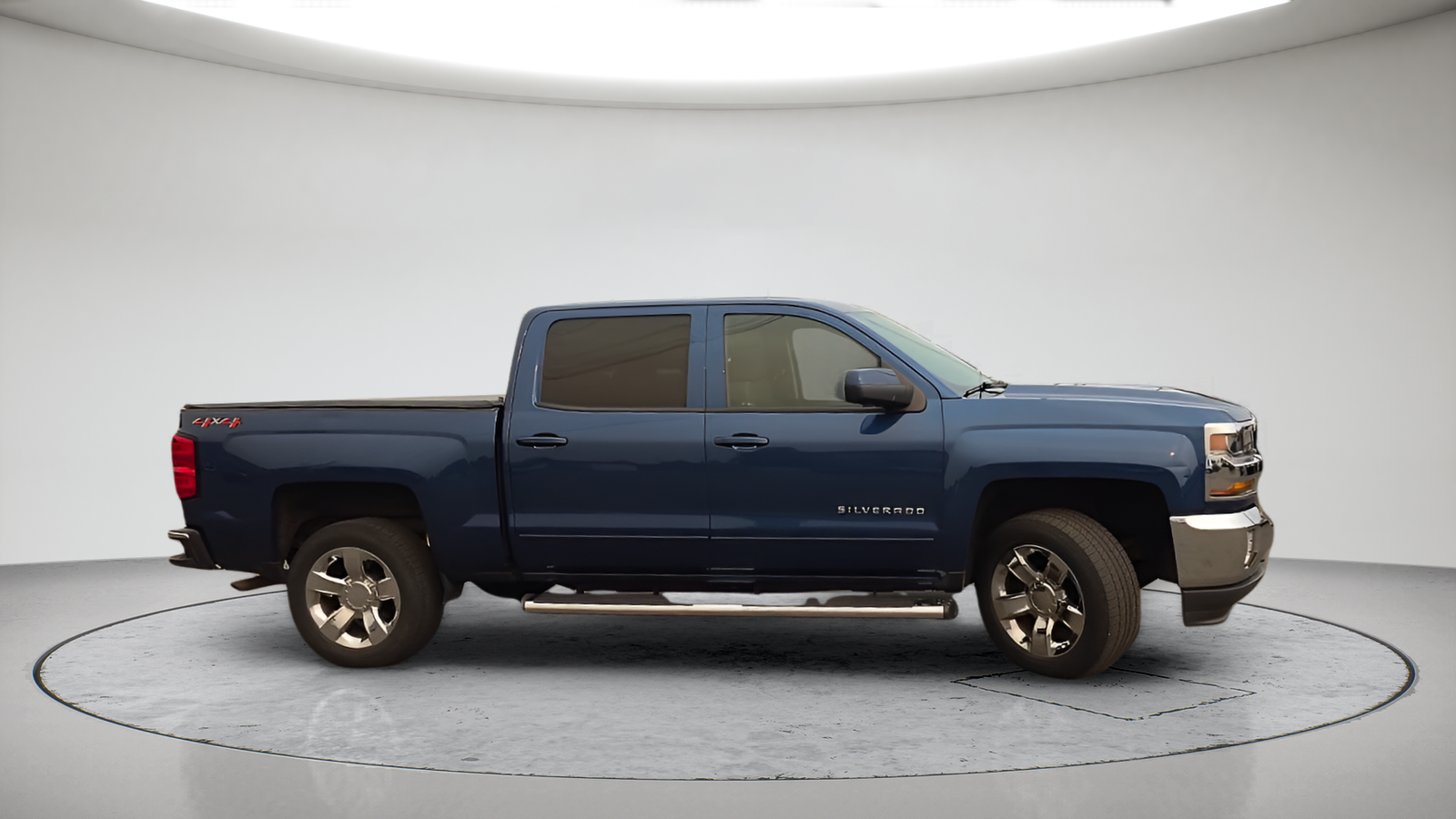 Used 2018 Deep Ocean Blue Chevrolet LT image 5