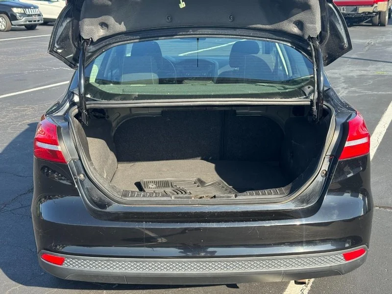 Used 2017 Shadow Black Ford SE image 5