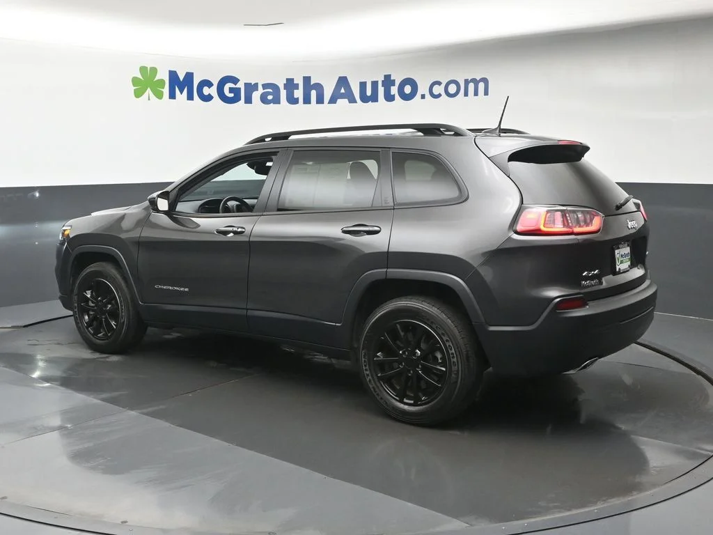 Used 2022 Gray Jeep Latitude Lux image 24