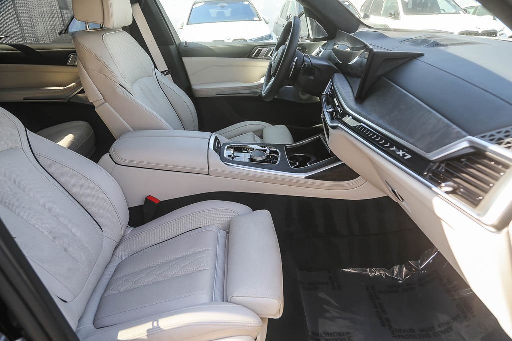 Used 2025 Carbon Black Metallic BMW xDrive40i image 12