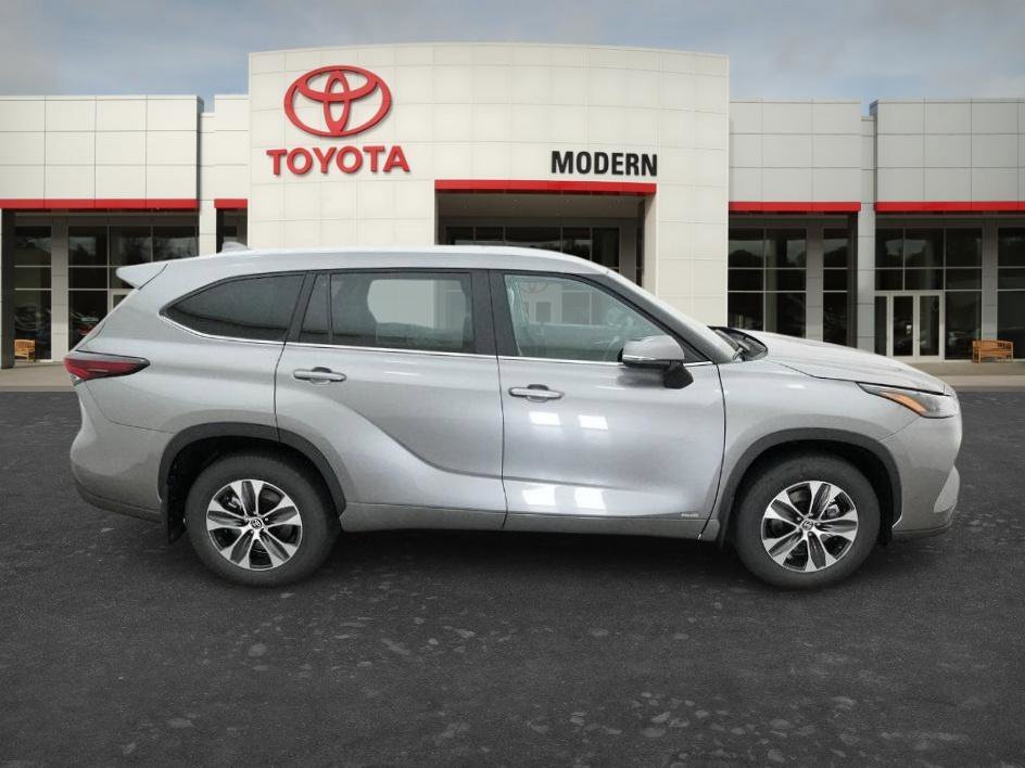 New 2026 Heavy Metallic Toyota Hybrid XLE image 3