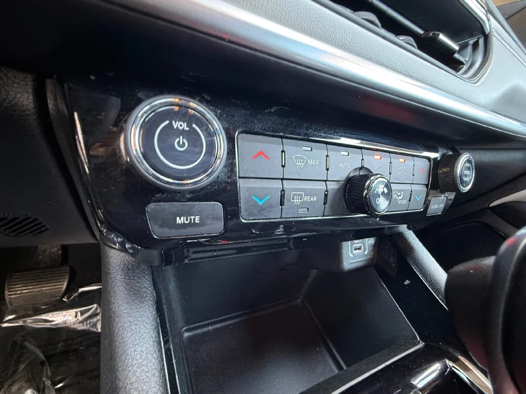Used 2025 Silver Jeep Limited image 23