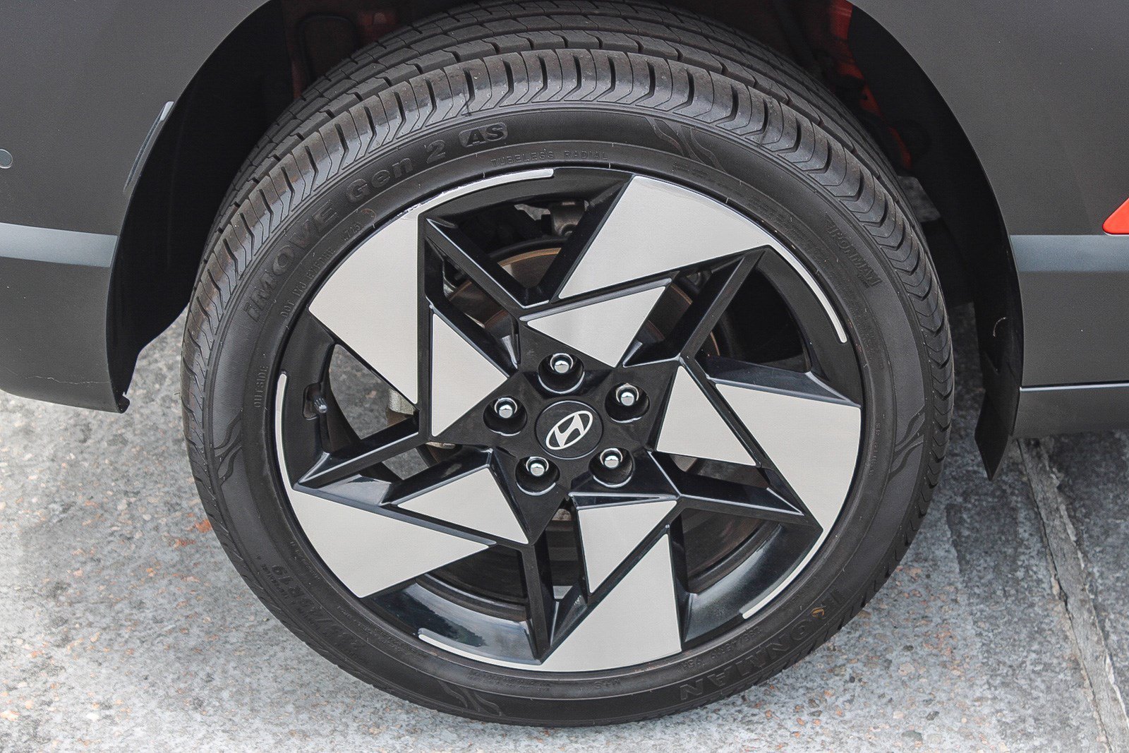 2024 Hyundai Kona Limited - Photo 11
