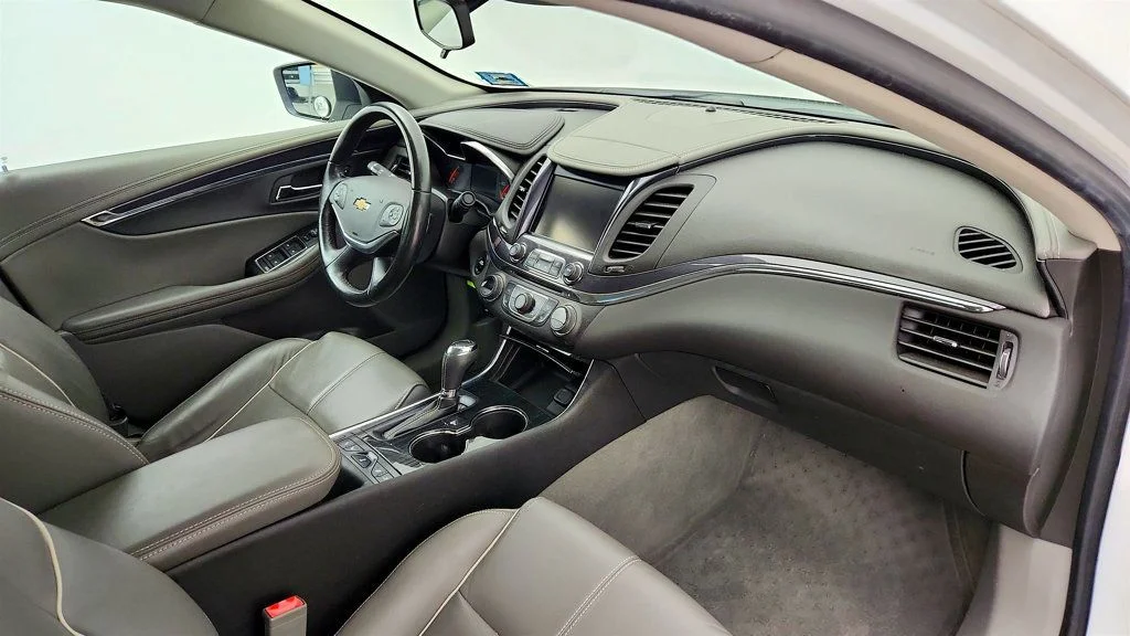 Used 2016 Iridescent Pearl Tricoat Chevrolet 4dr Sedan LTZ w/2LZ image 24
