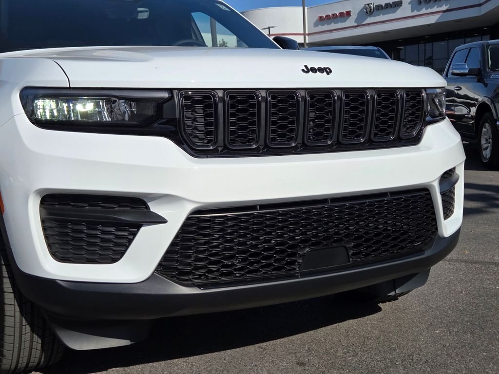 Used 2025 White/off-white Jeep  image 8
