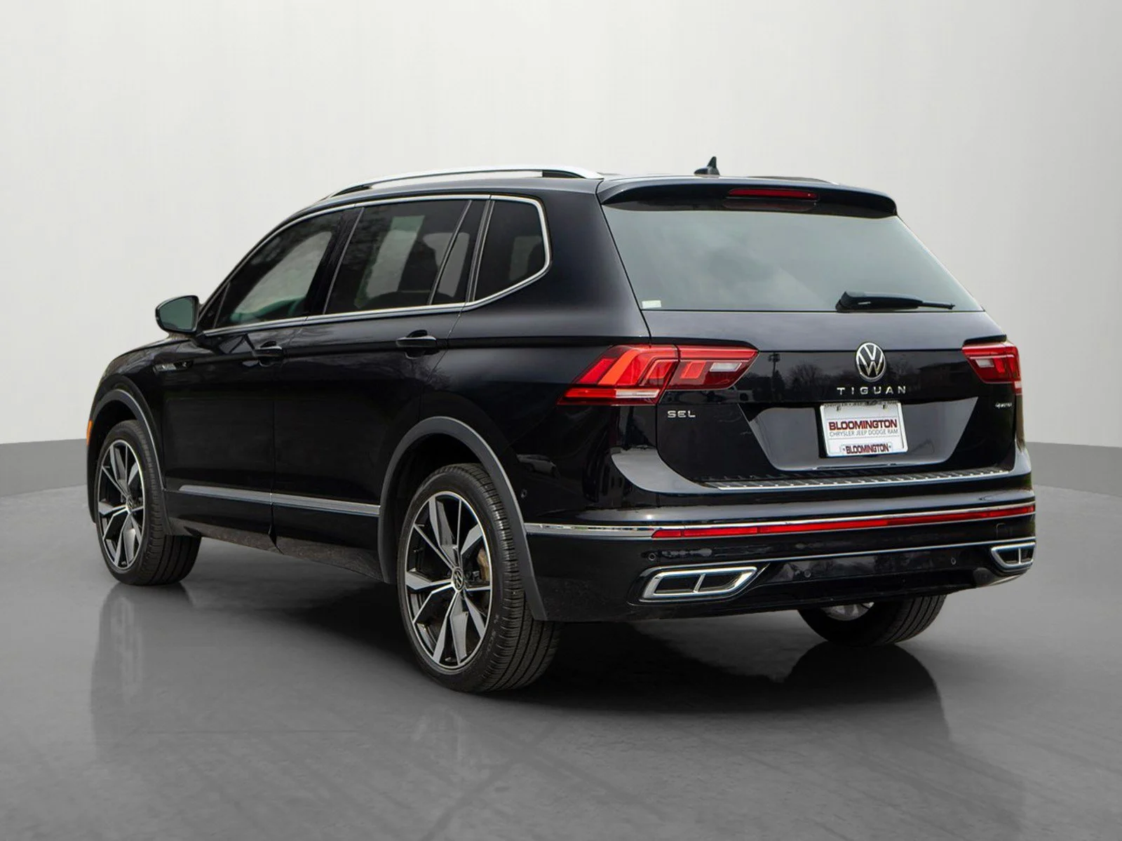 Used 2022 Deep Black Pearl Volkswagen 2.0T SEL R-Line image 6