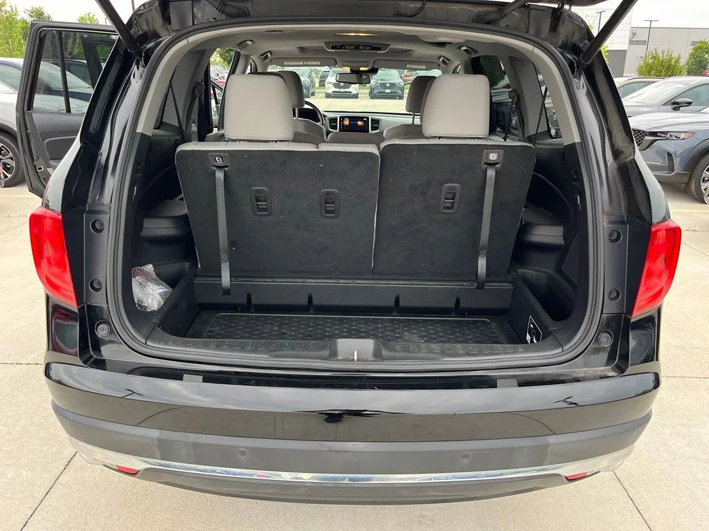 Used 2017  Honda Touring image 14