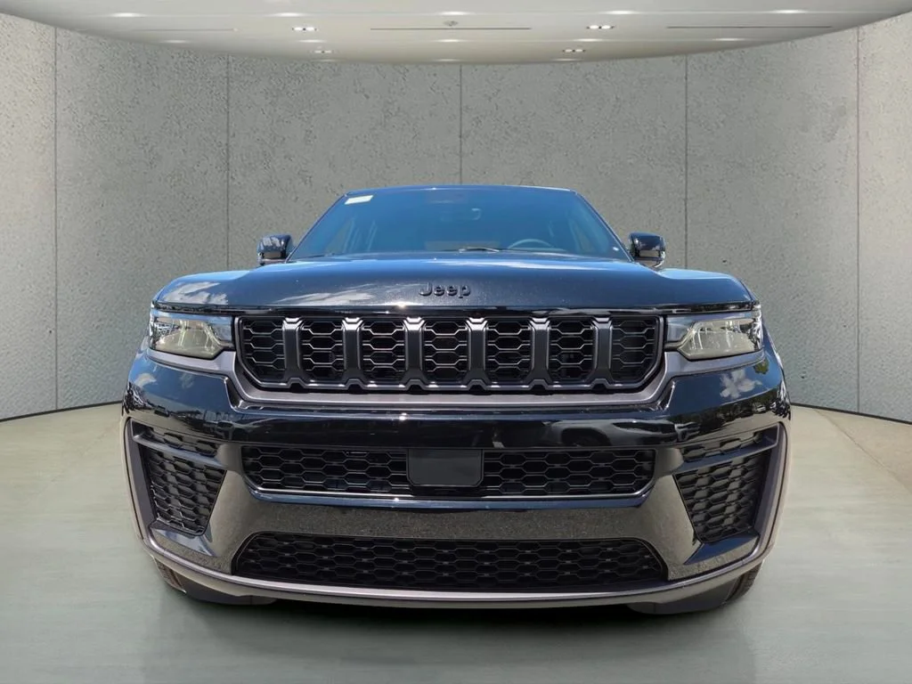 New 2026 Diamond Black Crystal Pearl-Coat Exterior Paint Jeep Laredo Altitude image 2
