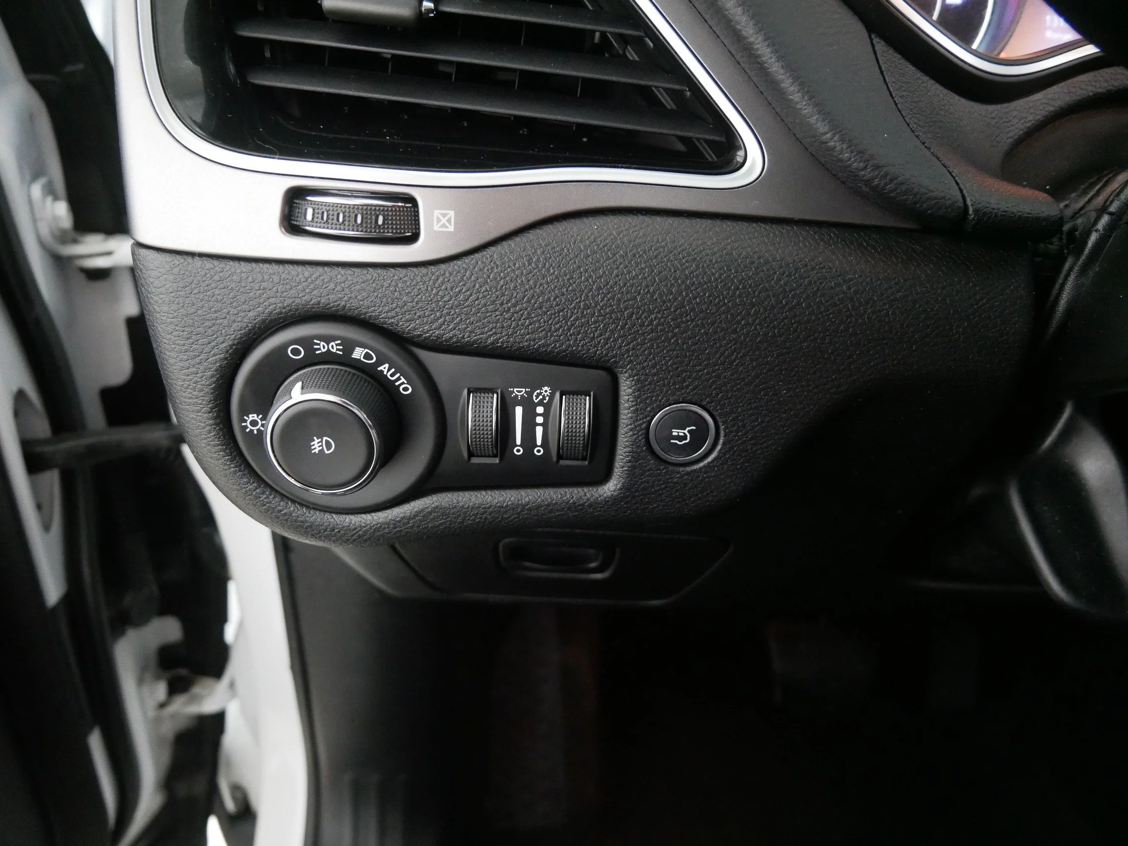 Used 2019 Bright White Clearcoat Jeep Limited image 26