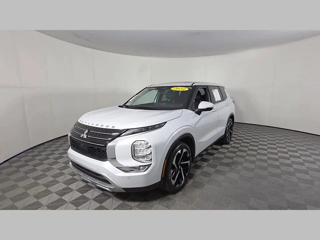 Used 2024 White Mitsubishi SE Black Edition image 57