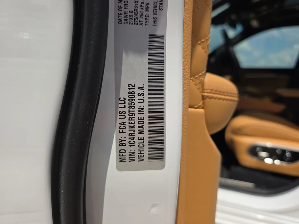 New 2026 Bright White Clear-Coat Exterior Paint Jeep Summit image 38