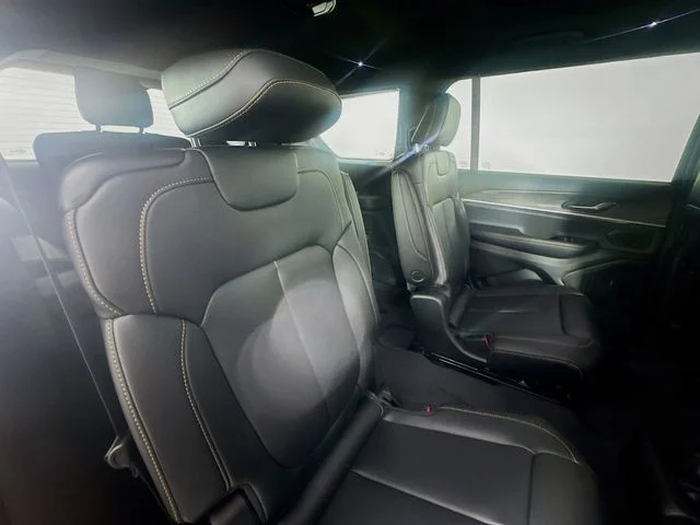 New 2026 Diamond Black Crystal Pearl-Coat Exterior Paint Jeep  image 29