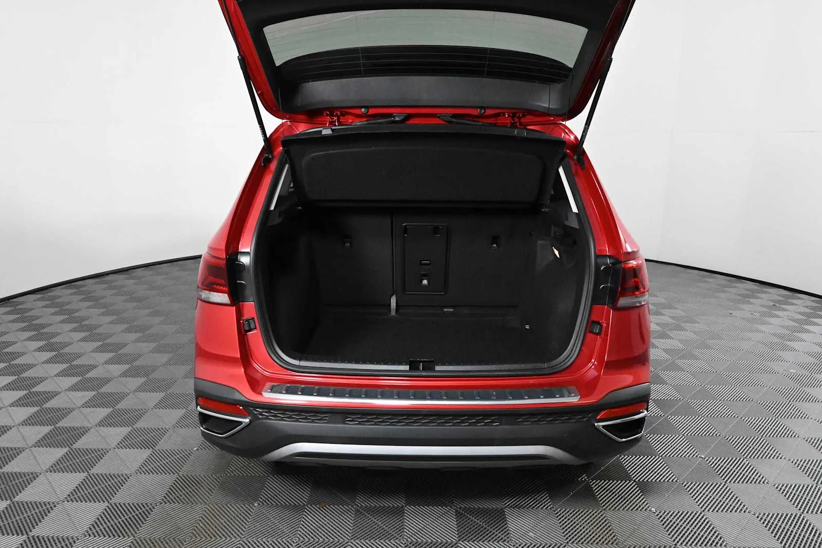 Certified Used 2022 Kings Red Metallic Volkswagen SE image 9