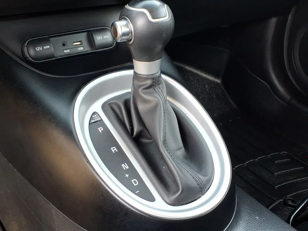 Used 2018 White Kia Base image 11