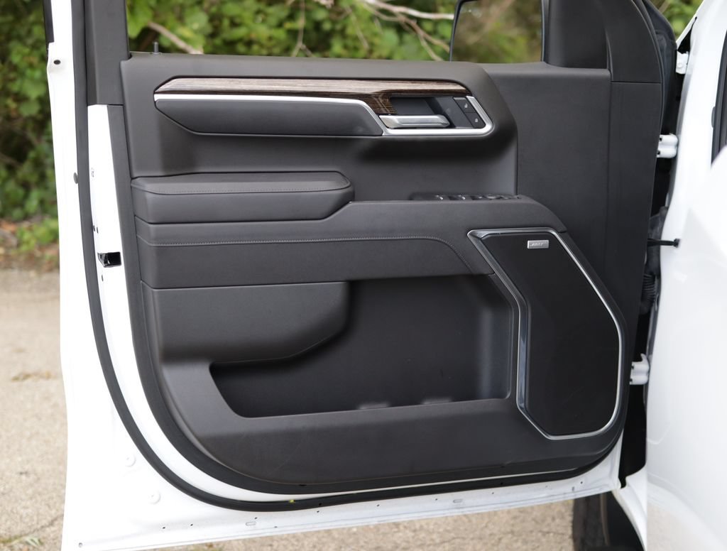 Used 2025 Summit White GMC Elevation image 24