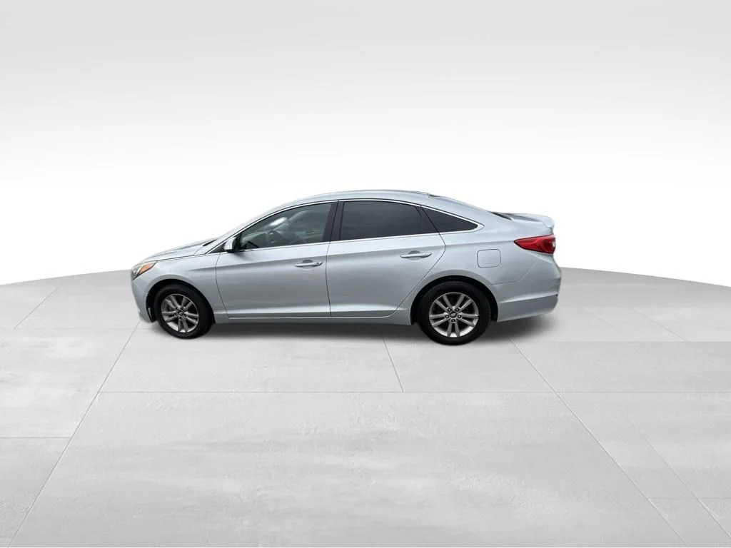 Used 2016 Silver Hyundai SE image 7