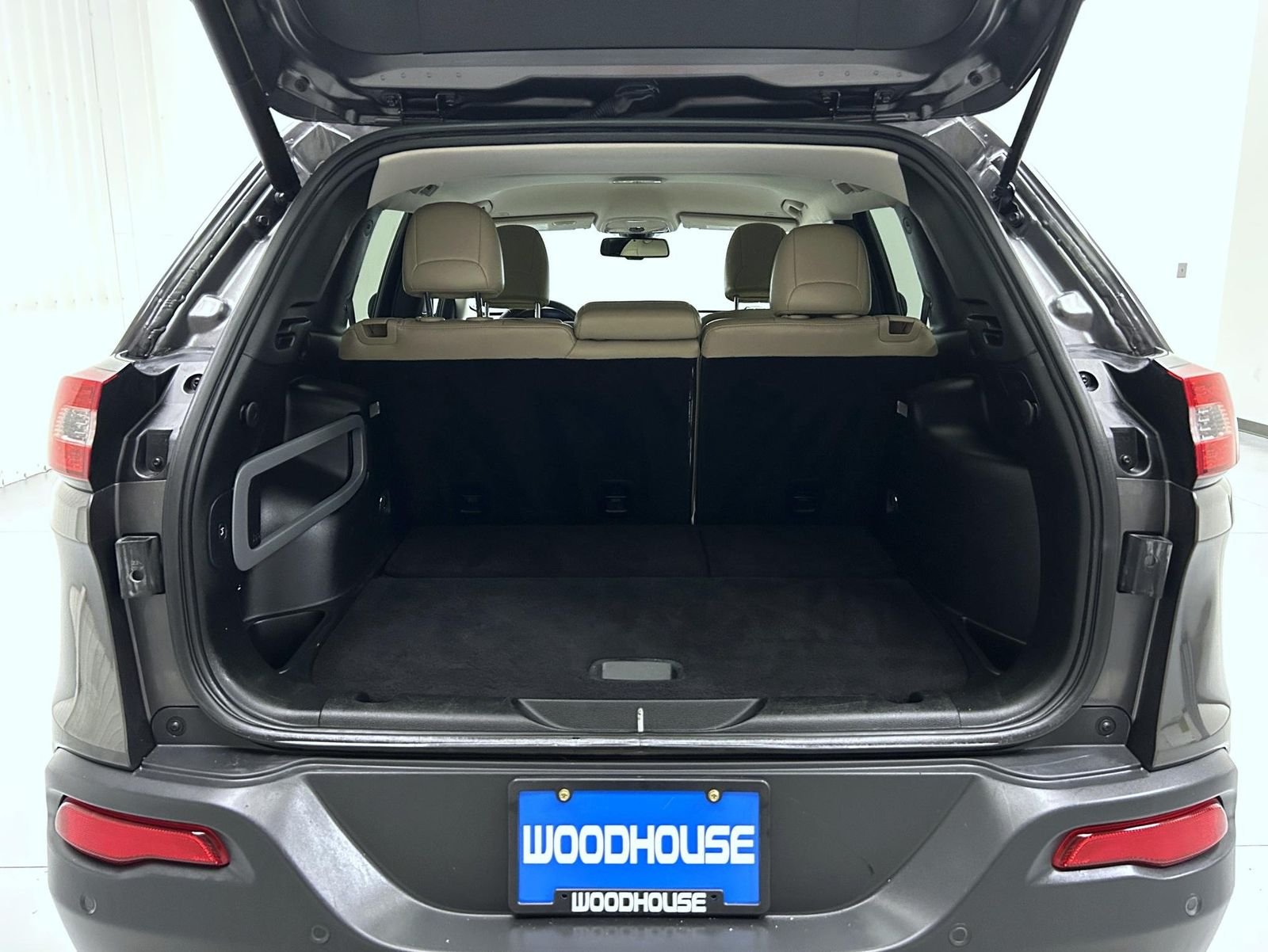 Used 2018 Gray Jeep Limited image 21