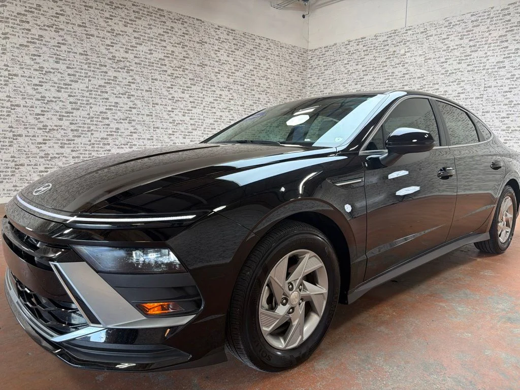 Used 2025 Abyss Black Hyundai SE image 3
