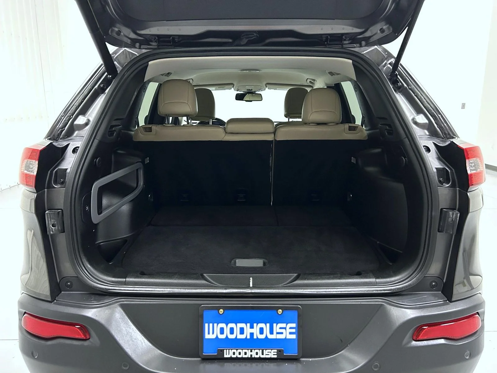 Used 2018 Gray Jeep Limited image 21