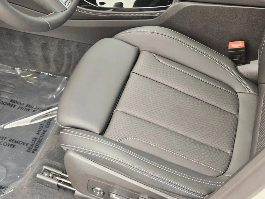 Used 2025 Alpine White BMW M40i image 37