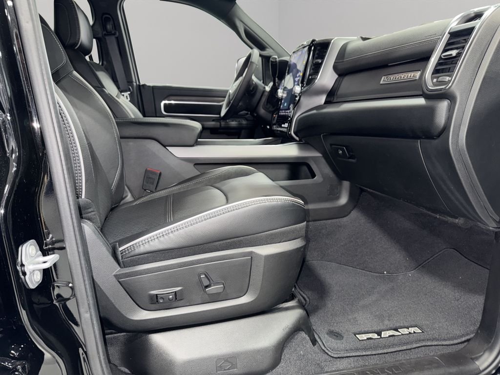 New 2025 Diamond Black Crystal Pearl-Coat Exterior Paint RAM Laramie image 16