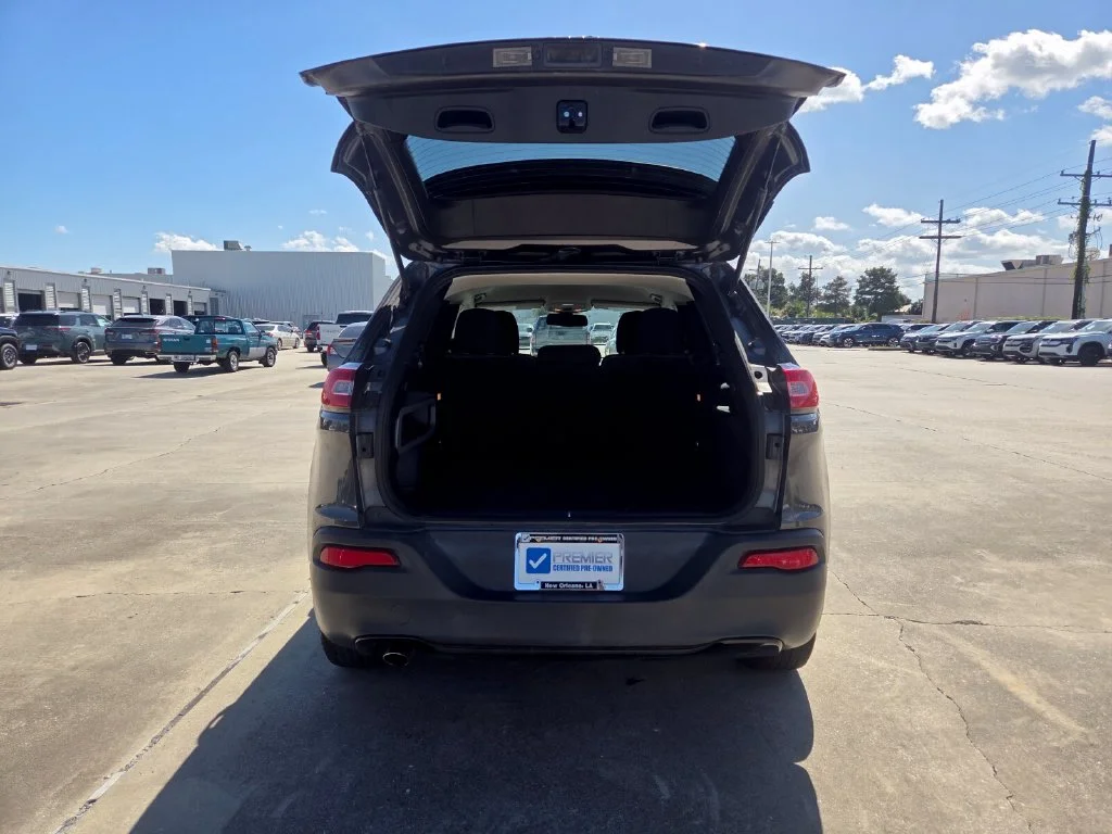 Used 2018 Gray Jeep Latitude image 27