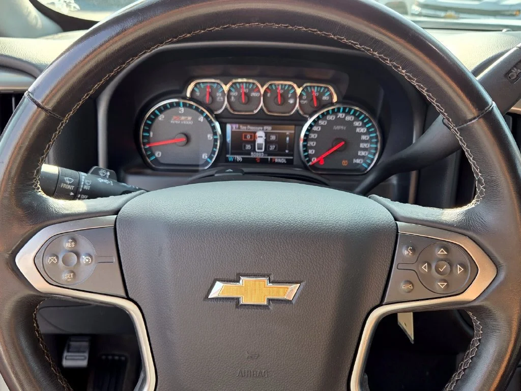 Used 2018 SUMMIT WHITE Chevrolet LT image 25
