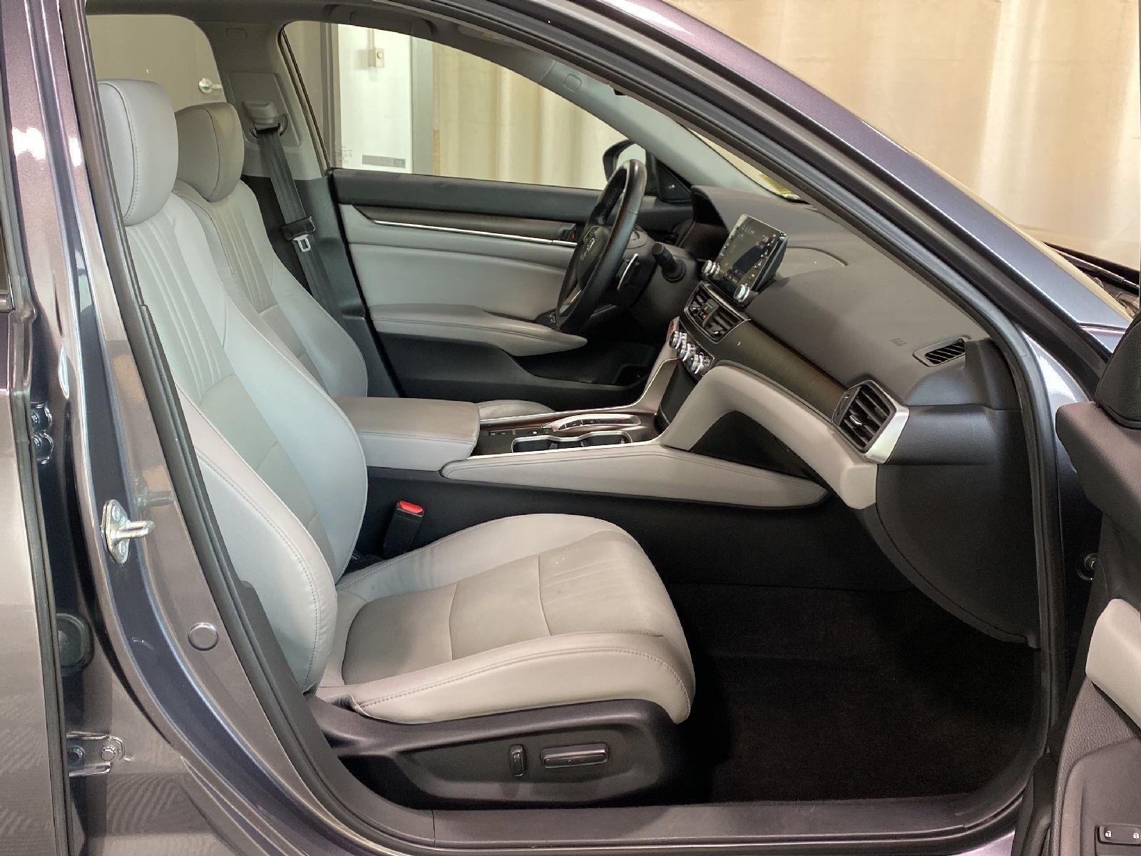 Used 2018 Modern Steel Metallic Honda Touring image 13