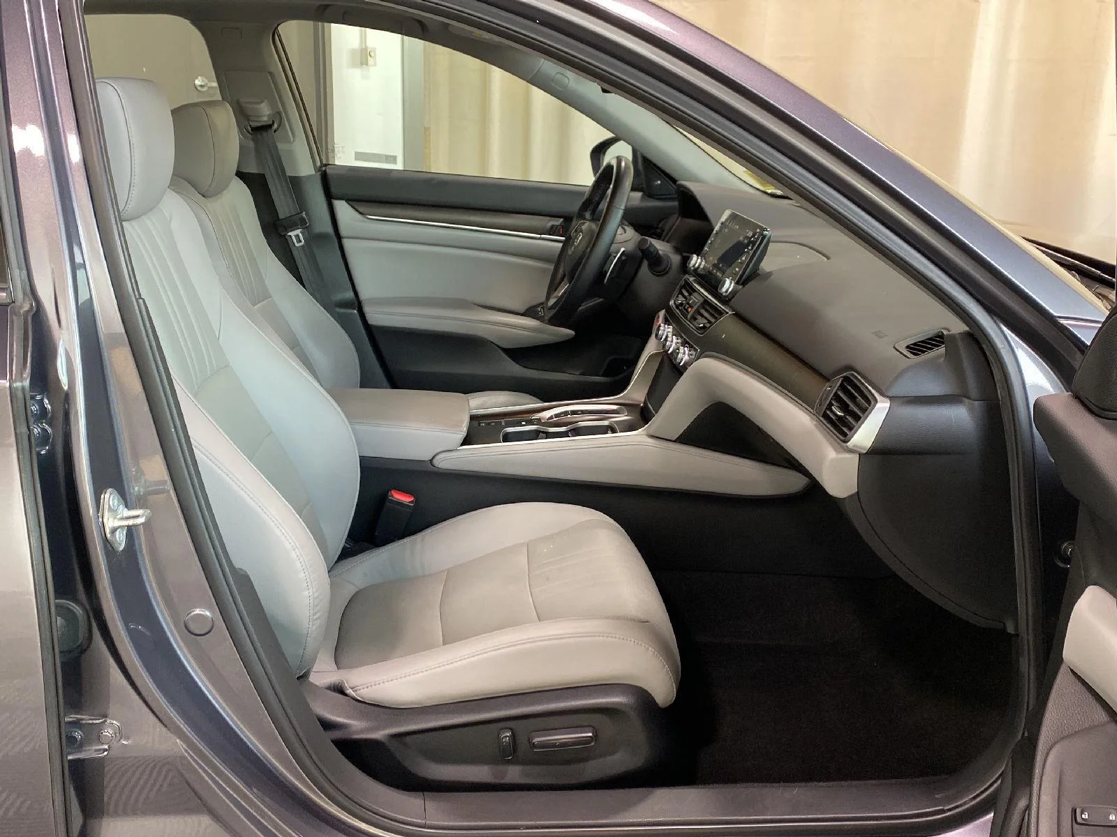 Used 2018 Modern Steel Metallic Honda Touring image 13