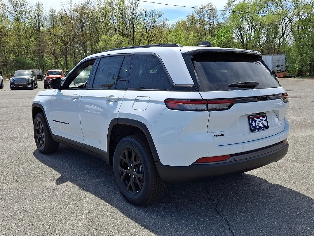 New 2026 Bright White Clear-Coat Exterior Paint Jeep Laredo Altitude image 6
