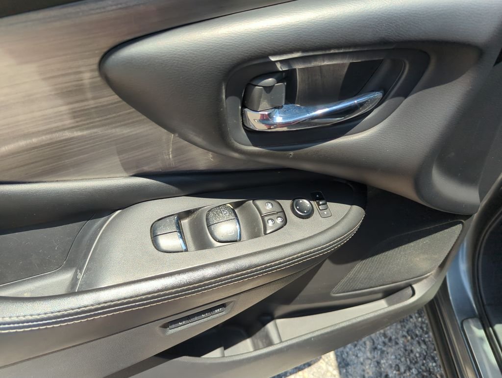 Used 2016 Gray Nissan Platinum image 19